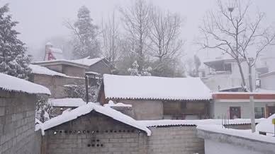 云南农村瓦房新农村下雪雪景视频的预览图